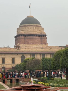 DELHI, INDIA - 18 Şubat 2024 'te Hindistan' ın Yeni Delhi kentindeki Moğol Bahçeleri 'nden (Amrit Udyan) Rashtrapati Bhavan' ın görüntüsü.