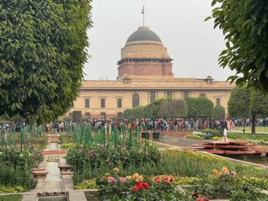 DELHI, INDIA - 18 Şubat 2024 'te Hindistan' ın Yeni Delhi kentindeki Moğol Bahçeleri 'nden (Amrit Udyan) Rashtrapati Bhavan' ın görüntüsü.