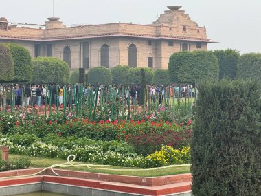 DELHI, INDIA - 18 Şubat 2024 'te Hindistan' ın Yeni Delhi kentindeki Moğol Bahçeleri 'nden (Amrit Udyan) Rashtrapati Bhavan' ın görüntüsü.