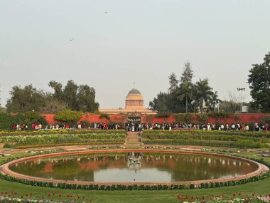 DELHI, INDIA - 18 Şubat 2024 'te Hindistan' ın Yeni Delhi kentindeki Moğol Bahçeleri 'nden (Amrit Udyan) Rashtrapati Bhavan' ın görüntüsü.