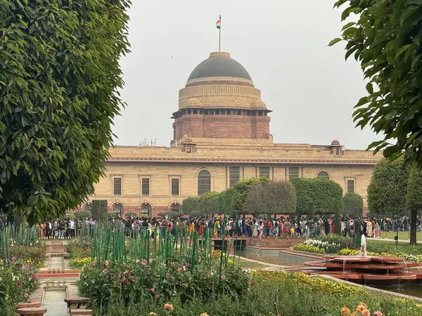 DELHI, INDIA - 18 Şubat 2024 'te Hindistan' ın Yeni Delhi kentindeki Moğol Bahçeleri 'nden (Amrit Udyan) Rashtrapati Bhavan' ın görüntüsü.
