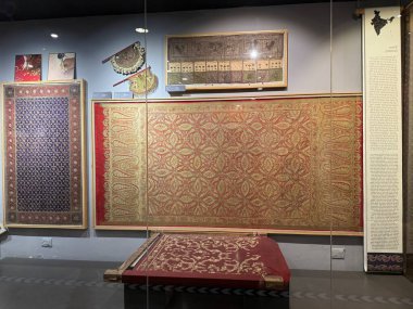 DELHI, INDIA - 18 Şubat 2024: Hindistan 'daki Ulusal El Sanatları Müzesi ve Hastkala Akademisi' nde Tekstil Tarihi Sergisi, 18 Şubat 2024.