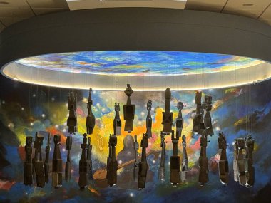 DELHI, INDIA - 18 Şubat: Vaiya - 18 Şubat 2024 'te Hindistan' ın Yeni Delhi kentindeki Ulusal El Sanatları Müzesi & Hastkala Akademisi 'nde Halk Müziği ve Klasik Müzik Aletleri Sergisi.