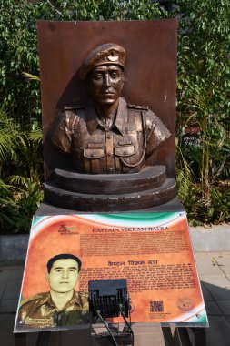 DELHI, INDIA - 18 Şubat 2024 'te Hindistan' ın başkenti Delhi 'deki Shaheedi Park' ta Kaptan Vikram Batra heykeli.