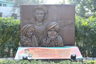 DELHI, INDIA - 18 Şubat 2024 'te Hindistan' ın başkenti Delhi 'deki Shaheedi Park' ta Chapekar Kardeşler heykeli.