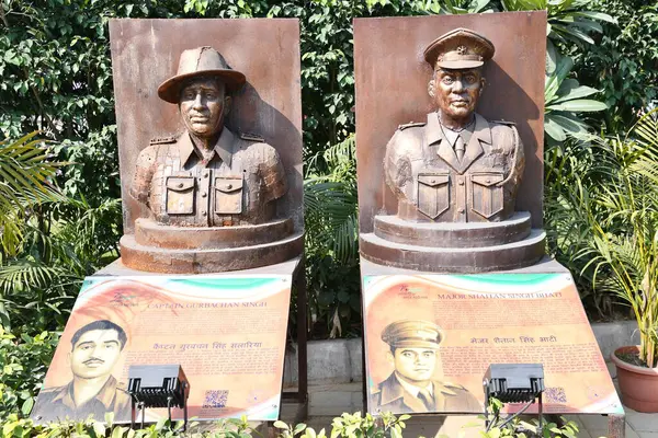 stock image DELHI, INDIA - FEB 18: Captain Gurbachan Singh & Major Shaitan Singh Bhati sculpture at Shaheedi Park in Delhi, India, as seen on Feb 18, 2024.