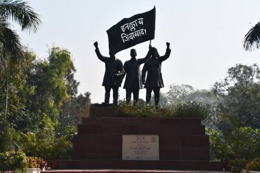 DELHI, INDIA - 18 Şubat 2024 'te Hindistan' ın başkenti Delhi 'deki Shaheedi Park' ta görülen Engizisyon Zindabad heykeli.