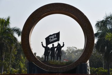 DELHI, INDIA - 18 Şubat 2024 'te Hindistan' ın başkenti Delhi 'deki Shaheedi Park' ta görülen Engizisyon Zindabad heykeli.