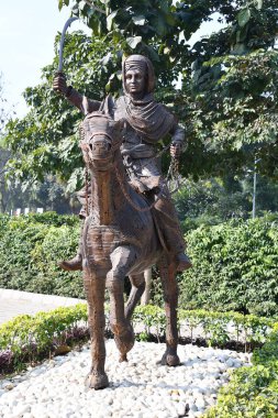 DELHI, INDIA - 18 Şubat 2024 'te Hindistan' ın başkenti Delhi 'deki Shaheedi Park' ta Mai Bhago heykeli.