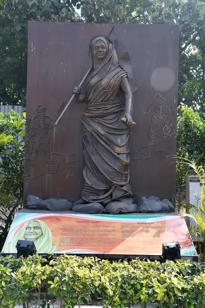 stock image DELHI, INDIA - FEB 18: Matangini Hazara sculpture at Shaheedi Park in Delhi, India, as seen on Feb 18, 2024.