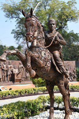 DELHI, INDIA - 18 Şubat 2024 'te Hindistan' ın başkenti Delhi 'deki Shaheedi Park' ta Rani Laxmibai heykeli.