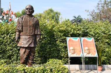 DELHI, INDIA - 18 Şubat 2024 'te Hindistan' ın Şehedi Parkı 'nda görülen Sardar Vallabhbhai Patel heykeli.