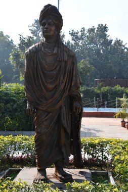 DELHI, INDIA - 18 Şubat 2024 'te Hindistan' ın başkenti Delhi 'deki Shaheedi Park' ta görülen Swami Vivekanand heykeli.
