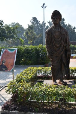 DELHI, INDIA - 18 Şubat 2024 'te Hindistan' ın başkenti Delhi 'deki Shaheedi Park' ta görülen Swami Vivekanand heykeli.