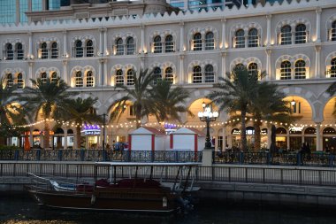 ŞARJAH, DUBAI - 3 Ocak 2024 'te görüldüğü gibi Al Qasba Kanalı ve Şeriat' taki gezinti güvertesi, Birleşik Arap Emirlikleri.