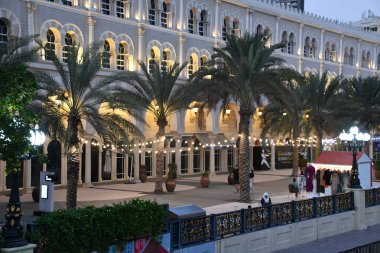 ŞARJAH, DUBAI - 3 Ocak 2024 'te görüldüğü gibi Al Qasba Kanalı ve Şeriat' taki gezinti güvertesi, Birleşik Arap Emirlikleri.