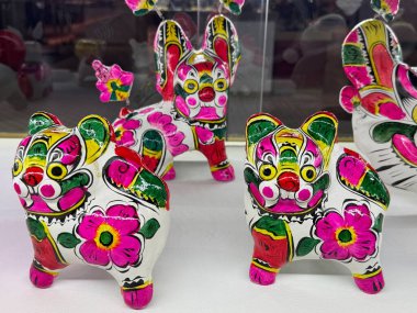 DUBAI, BAE - 16 Şubat 2023 'te Dubai, BAE' deki Çin Mahallesi 'nde görülen pahalı dekorasyon ürünleri.