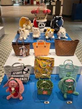 DUBAI, BAE - 16 Şubat 2023 'te Dubai, BAE' deki Çin Mahallesi 'nde görülen pahalı dekorasyon ürünleri.