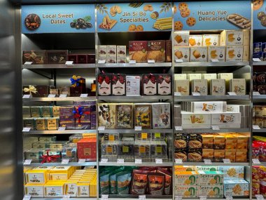 DUBAI, BAE - 16 Şubat 2023 'te Dubai, BAE' deki Çin Mahallesi 'ndeki Hippo Box Supermarket.