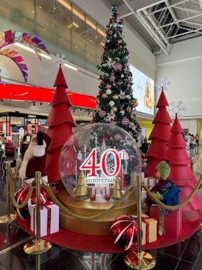 DUBAI, BAE - 20 Aralık 2018 'de Dubai, BAE' deki Dubai Uluslararası Havalimanı 'ndaki Duty Free mağazalarında düzenlenen 40. Yıl dönümü kutlamaları.