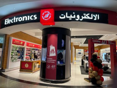 DUBAI, BAE - 20 Aralık 2018 'de Dubai, BAE' deki Dubai Uluslararası Havalimanı 'ndaki Duty Free mağazalarında düzenlenen 40. Yıl dönümü kutlamaları.