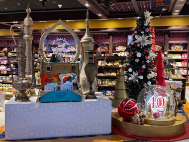 DUBAI, BAE - 20 Aralık 2018 'de Dubai, BAE' deki Dubai Uluslararası Havalimanı 'ndaki Duty Free mağazalarında düzenlenen 40. Yıl dönümü kutlamaları.
