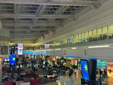 DUBAI BAE - 17 Şubat 2023 'te Dubai, BAE' deki Dubai Uluslararası Havalimanı 'nda görülen Terminal 1.