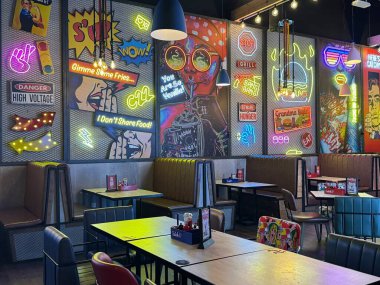 DUBAI, BAE - 27 Aralık 2022 'de görülen JBR' deki 22 Restoran Yakala Dubai, BAE 'deki Plaj.