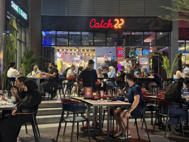 DUBAI, BAE - 27 Aralık 2022 'de görülen JBR' deki 22 Restoran Yakala Dubai, BAE 'deki Plaj.