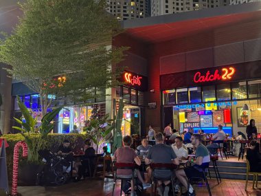 DUBAI, BAE - 27 Aralık 2022 'de görülen JBR' deki 22 Restoran Yakala Dubai, BAE 'deki Plaj.