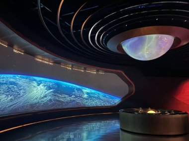 DUBAI, BAE - 29 Aralık 2023 'te Dubai, BAE' deki Geleceğin Müzesi 'nde Yörünge Uzay İstasyonu sergisi.