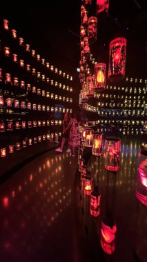 DUBAI, BAE - 29 Aralık 2023 'te Dubai, BAE' deki Geleceğin Müzesi 'ndeki Kütüphane sergisi.