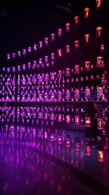 DUBAI, BAE - 29 Aralık 2023 'te Dubai, BAE' deki Geleceğin Müzesi 'ndeki Kütüphane sergisi.