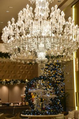 DUBAI, BAE - 29 Aralık 2023 'te Dubai, BAE' deki Tower Plaza Otel 'de Noel dekorasyonu.