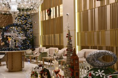 DUBAI, BAE - 29 Aralık 2023 'te Dubai, BAE' deki Tower Plaza Otel 'de Noel dekorasyonu.