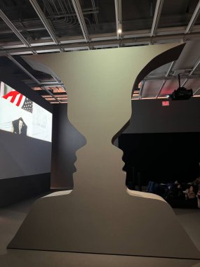 NEW YORK NY - 14 Ocak 2024 'te New York' taki Whitney Sanat Müzesi 'nde sergi.