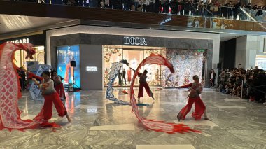 NEW YORK, New York - 27 Ocak 2024 'te Hudson Yards, New York' ta Çin Yeni Yıl Kutlamalarında Kurdele Dansı.