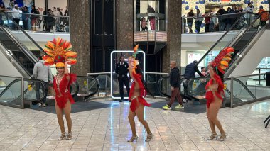 STAMFOD CT - 10 Şubat 2024 'te Connecticut' taki Stamford Town Center 'da Brezilya Karnavalı.