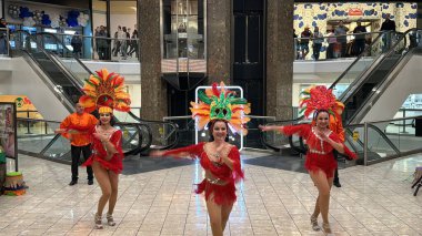 STAMFOD CT - 10 Şubat 2024 'te Connecticut' taki Stamford Town Center 'da Brezilya Karnavalı.