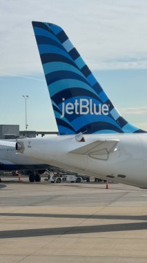 New York, New York - 14 Nisan 2024 'te John F. Kennedy havaalanında görülen JetBlue uçağı.