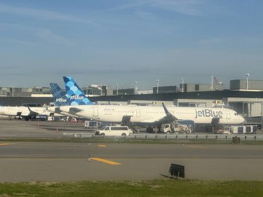 New York, New York - 14 Nisan 2024 'te John F. Kennedy havaalanında görülen JetBlue uçağı.