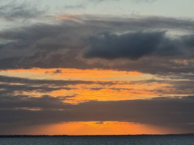 Türk ve Caicos Adalarındaki Providenciales kıyılarında gün batımı