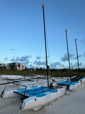 PROVIDENCIALES, TURKS & CAICOS - 18 Nisan 2024: Providenciales, Turks ve Caicos Adaları 'ndaki Bight Beach' te yelkenliler.