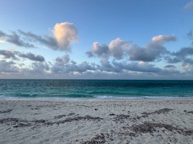 Türk ve Caicos Adalarındaki Providenciales kıyılarında gün batımı