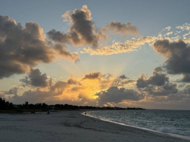 Türk ve Caicos Adalarındaki Providenciales kıyılarında gün batımı