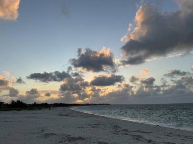 Türk ve Caicos Adalarındaki Providenciales kıyılarında gün batımı