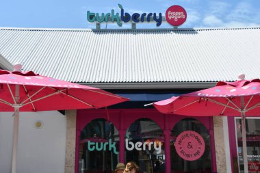 PROVIDENCIALES, TCI - APR 18: Providenciales şehir merkezindeki mağazalar ve restoranlar, Turks ve Caicos Adaları, 18 Nisan 2024 'te görüldüğü gibi.