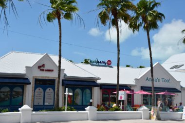 PROVIDENCIALES, TCI - APR 18: Providenciales şehir merkezindeki mağazalar ve restoranlar, Turks ve Caicos Adaları, 18 Nisan 2024 'te görüldüğü gibi.