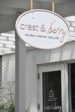 PROVIDENCIALES, TCI - APR 18: Providenciales şehir merkezindeki mağazalar ve restoranlar, Turks ve Caicos Adaları, 18 Nisan 2024 'te görüldüğü gibi.