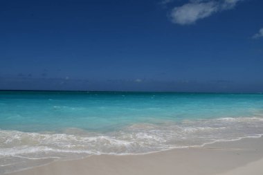 Turkuaz sular, Providenciales, Turks ve Caicos Adaları 'ndaki Grace Körfezi Sahili açıklarında.